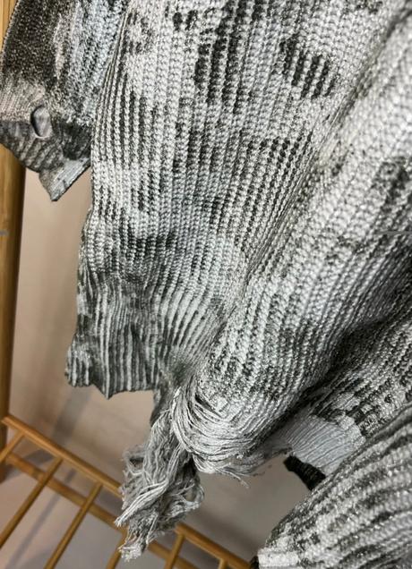 Svetrik asymetricky uni, 