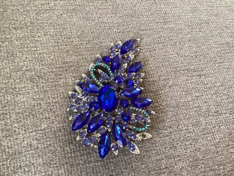 Krásna modrá brošňa, 