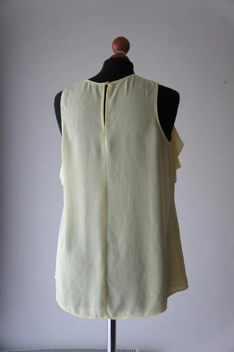 Štýlový svetložltý top/blúzka s volánmi, benetton,s