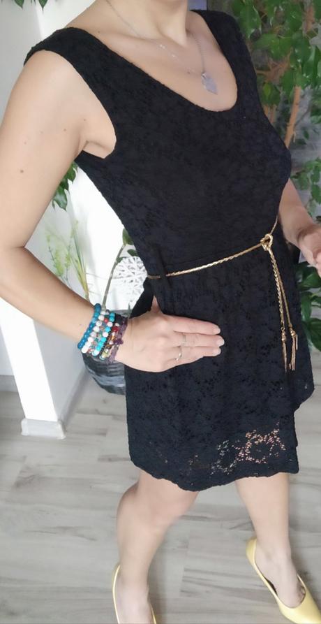 Krajkove šaty so zlatým opaskom, s