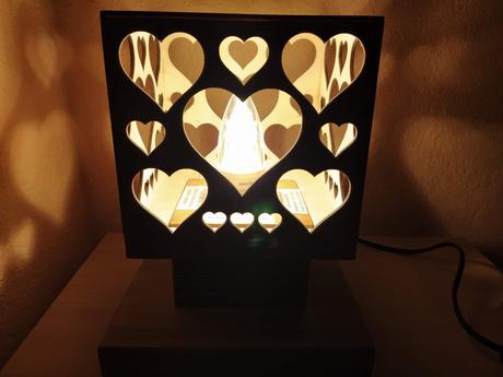 Drevená lampa srdiečka, 