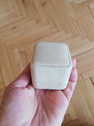 Zamatová darčeková krabička na šperk,