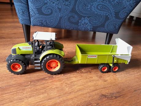 Traktor s privesom velky,