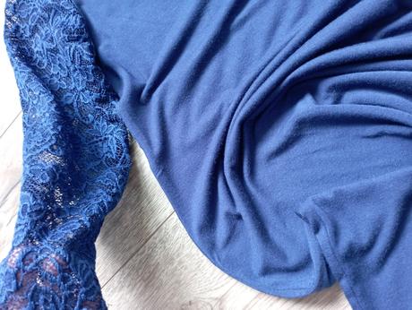 Modré elastické šaty s čipkou, s