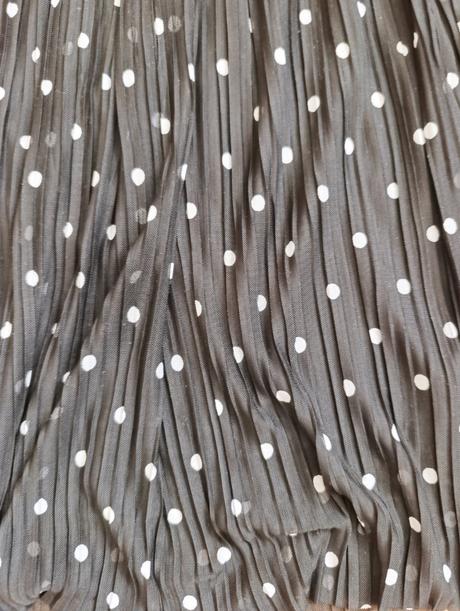 Bodkovana sukňa, 44