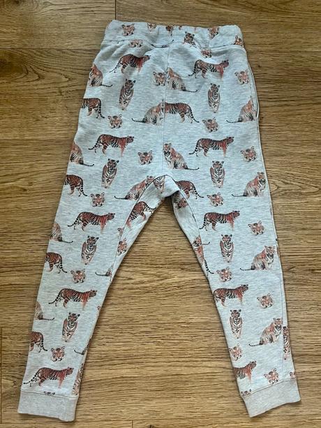 Pudlové teplaky s tigrami, h&m,140