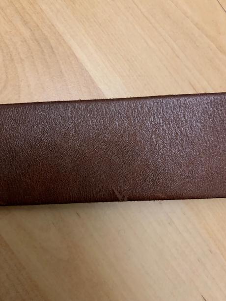 Kožený opasok s oválnou sponou,