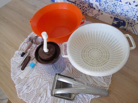 Ručný šľahač, plastové nadoby do kuchyne,, 