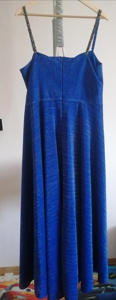 Dlhé spoločenské šaty, 42