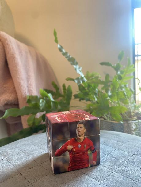 Biely stojan na rubikove kocky top stav, 