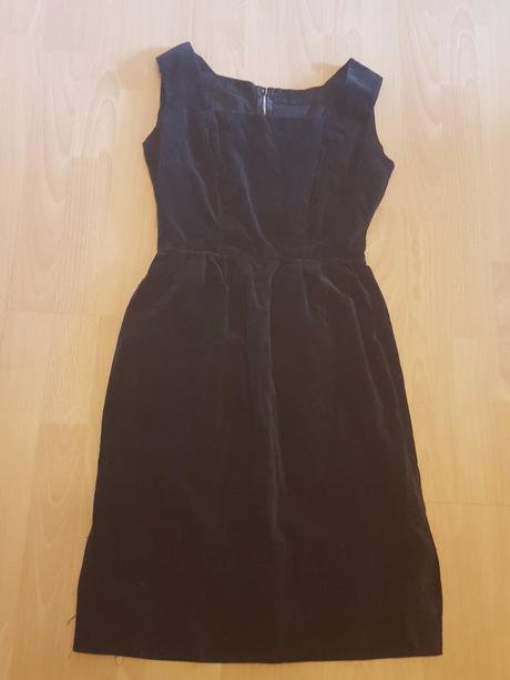 Cierne zamatove saty, 36