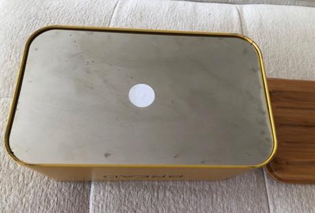 Žltý plechový chlebník homla, 