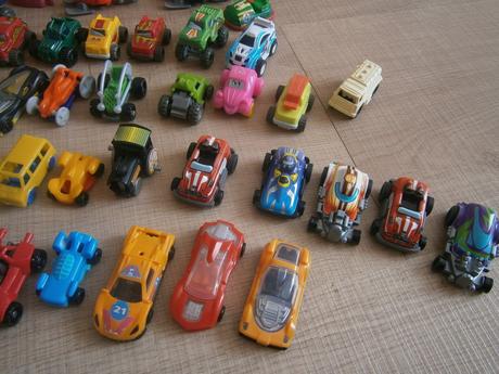 Kinder hračky(cena za ks), 