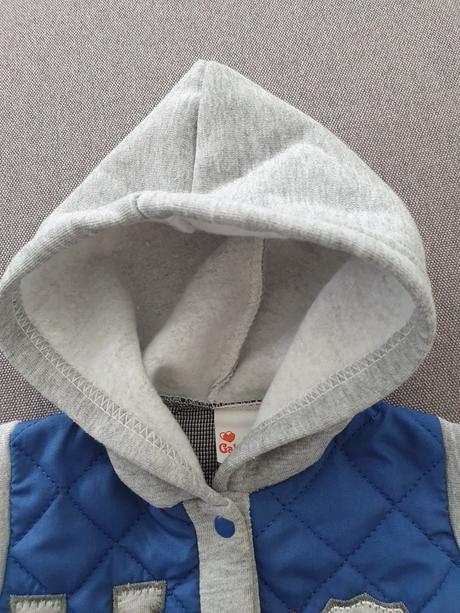 Vestička s kapucou, 74