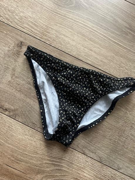 Čierno-zlaté plavky, 140