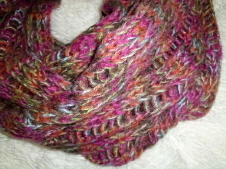 Hrejivý farebný šál pre slečnu alebo maminku,