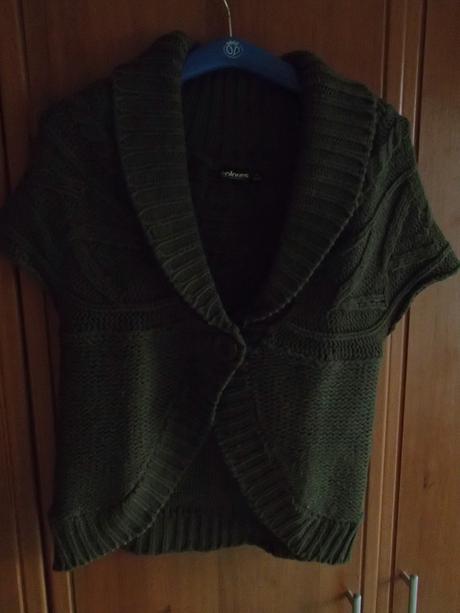 Pletená okrúhla vesta na gombík, takko,s