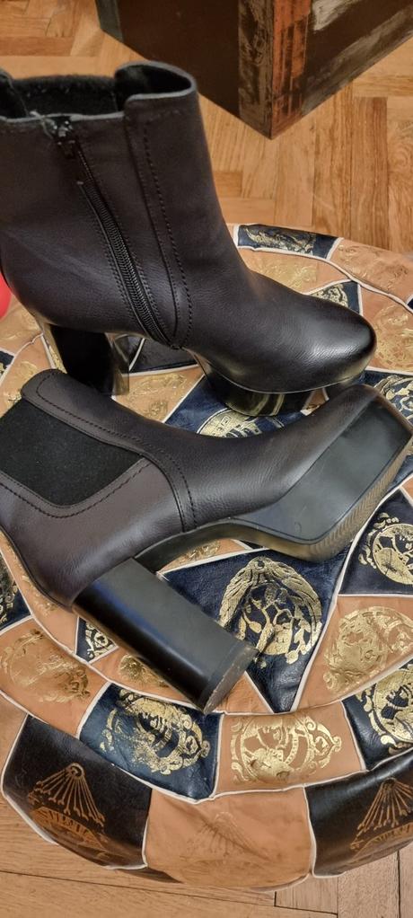 Kotníkové čierne topánky na platforme č.37, 37