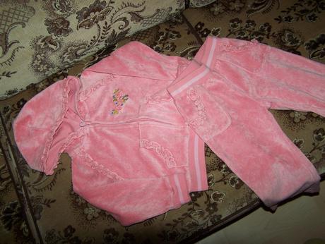 Roztomilá velúrová súprava nosená málo, 92