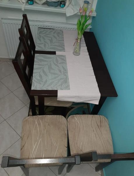 Stôl so stoličkami,