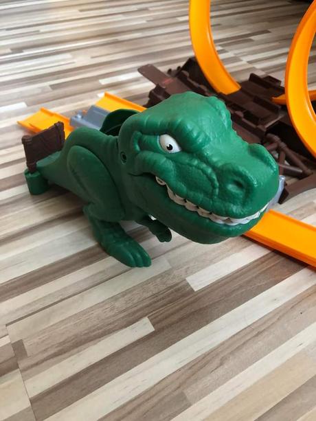 Autodraha na vystrelovanie auticiek malickych,