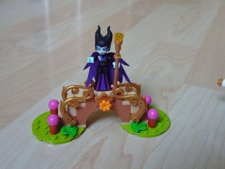 43188 šípková ruženka a lesná chalúpka,