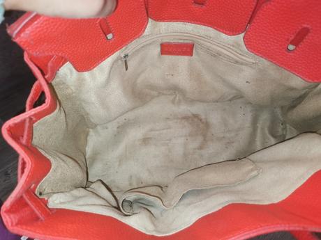 Červená známa kabelka,