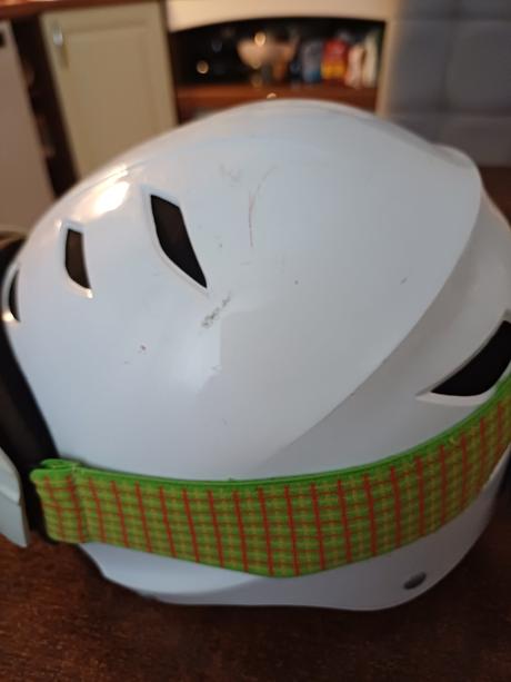 Dievcenska prilba a okuliare, s