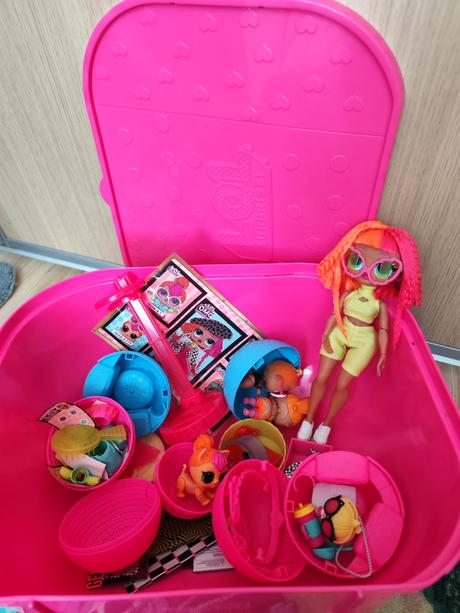 Lol suprise omg doll neonlicious v kufriku s babik,