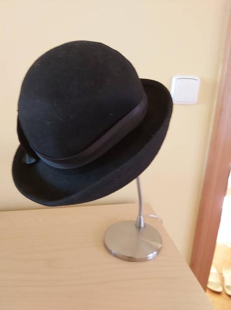 Dámsky čierny klobúk s mašličkou, m