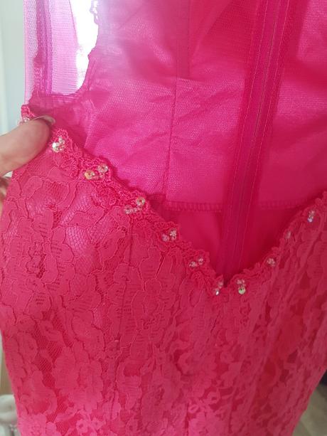 Ružove šaty, 36