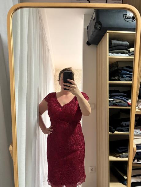 Červené spoločenské šaty, 42