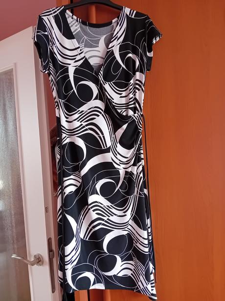 Šaty s hlbokým výstrihom, s