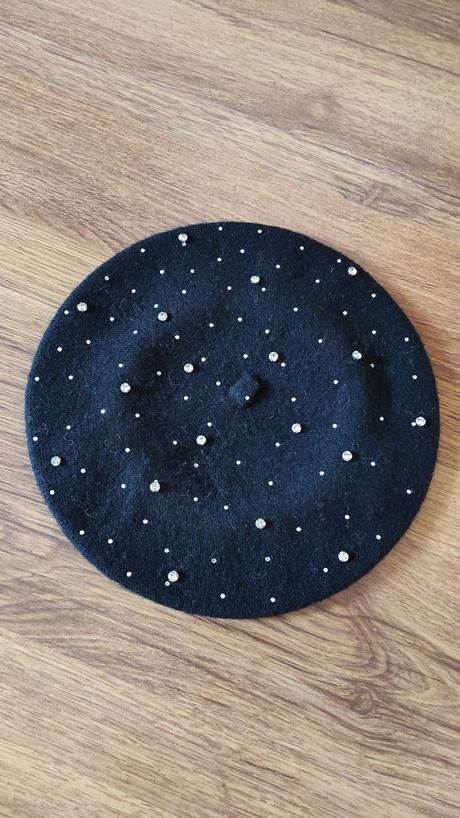 Dámska baretka s kamienkami,