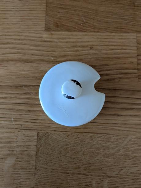 Keramické nádobky so vzhľadom smaltu,