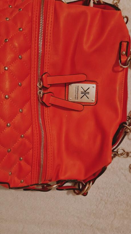 Krásna orange kabelka kim kardashian,