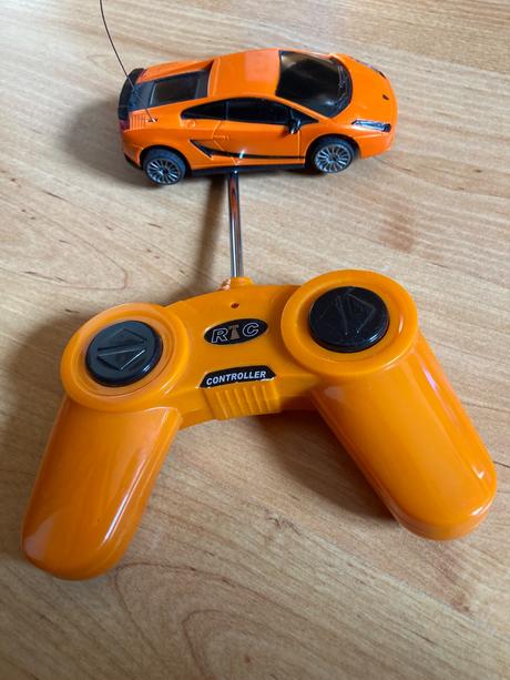 Auto na dialkové ovládanie, 