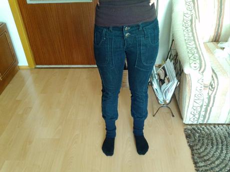 Tmavomodre rifle s patentom, 36