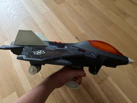 Plastová stíhačka so zvukom, 