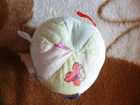 Látková loptička pre najmenších zn. maderna,