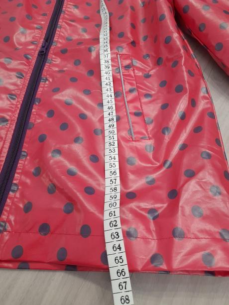 Nepremokavý červenobodkovaný kabátik, 152