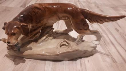 Krásna retro starožitná porcelánová dekorácia pes,