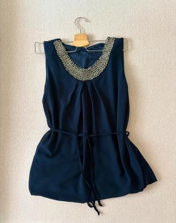 Elegantná tmavomodrá blúzka s bohato zdobeným výst, s
