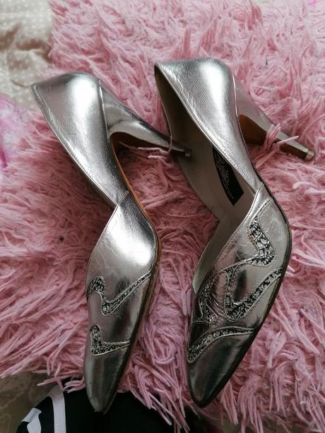 Strieborne lodičky, 38