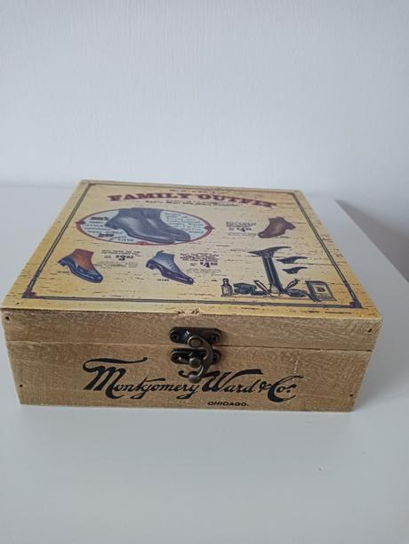 Dekorácia - drevená škatuľa so zámkom, 