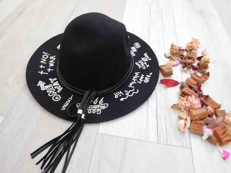 Reserved klobúk cierny s popisom bielej,, reserved