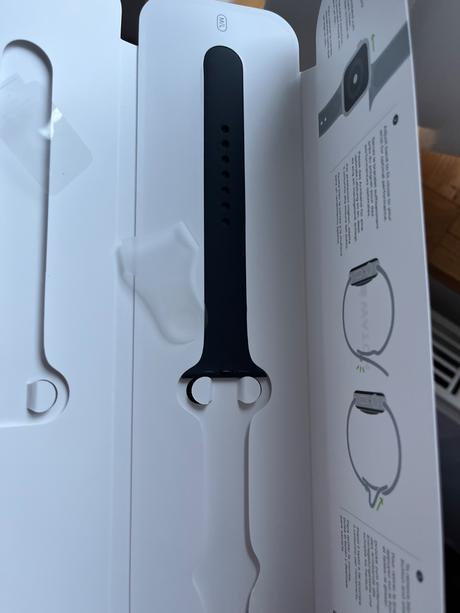 Iphone swatch 5 čierne 2 2 náhradnými remienkami, apple