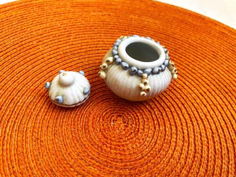 Drobná porcelánová šperkovnica,