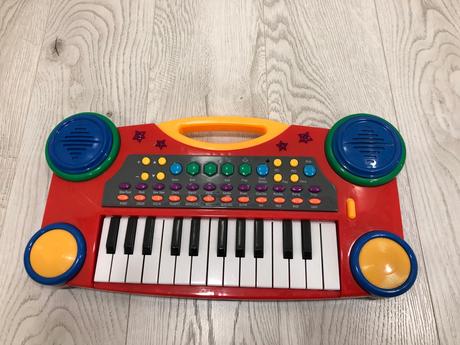 Mikrofon, gitara a klavirik, 