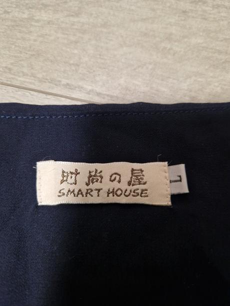 Šaty s perličkami, s